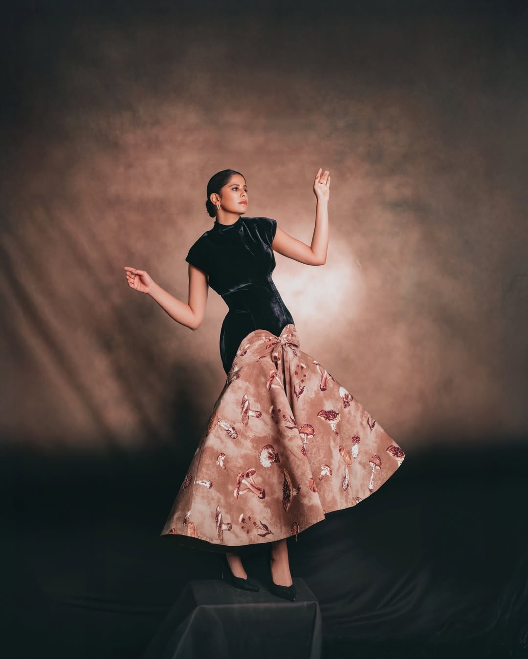 Sai Tamhankar - Champignon Contrast Midi Dress